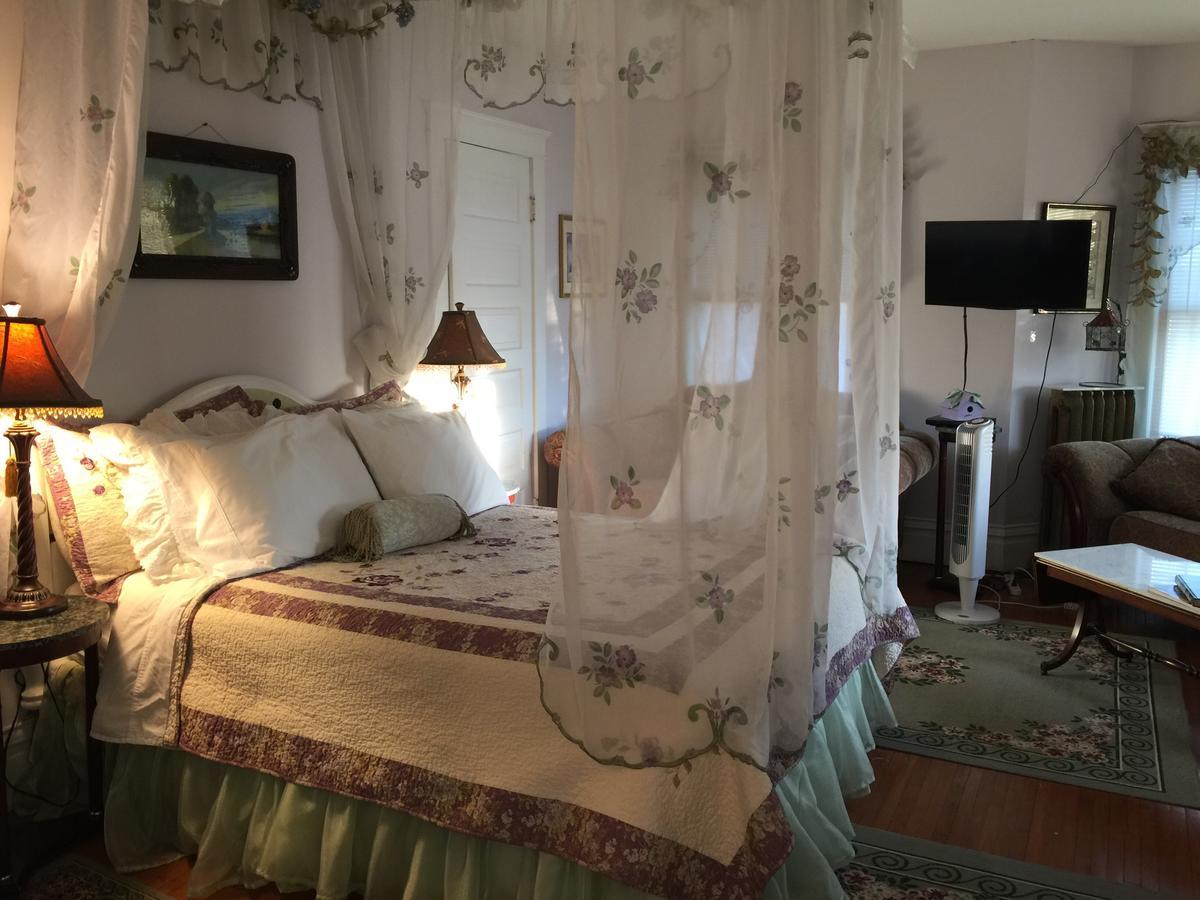 Scarlett House Victorian B & B Janesville Exterior photo