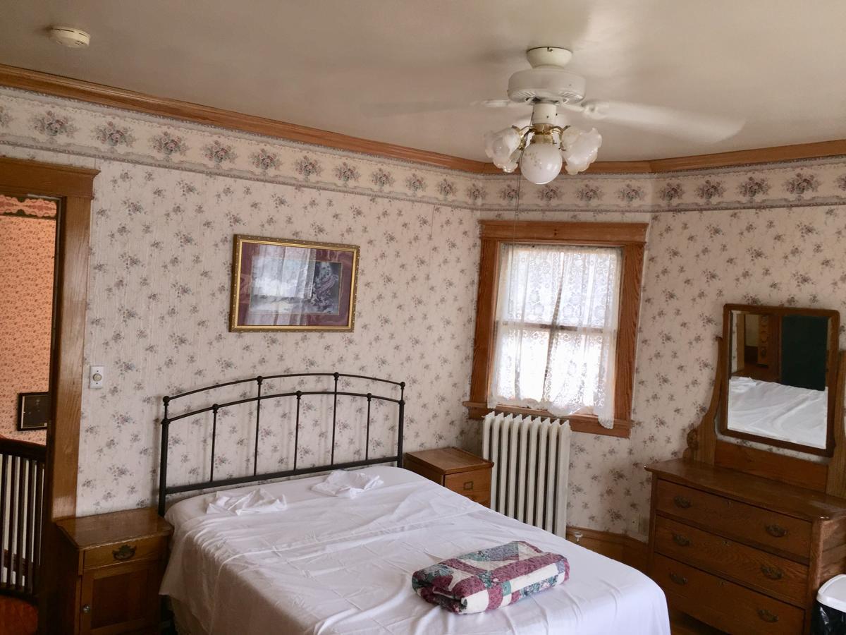 Scarlett House Victorian B & B Janesville Exterior photo